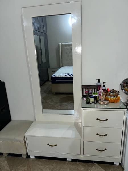 Well conditioned Queen size bed along side tables and Mirror 2