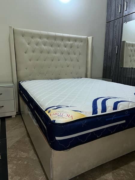 Well conditioned Queen size bed along side tables and Mirror 6
