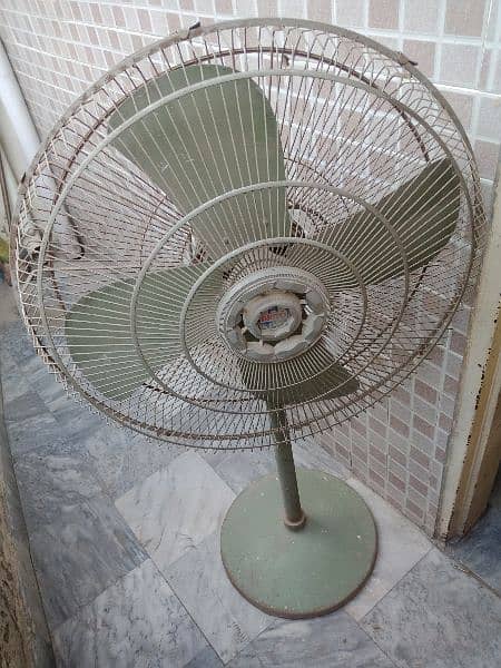 Pedestal fan in good condition 1