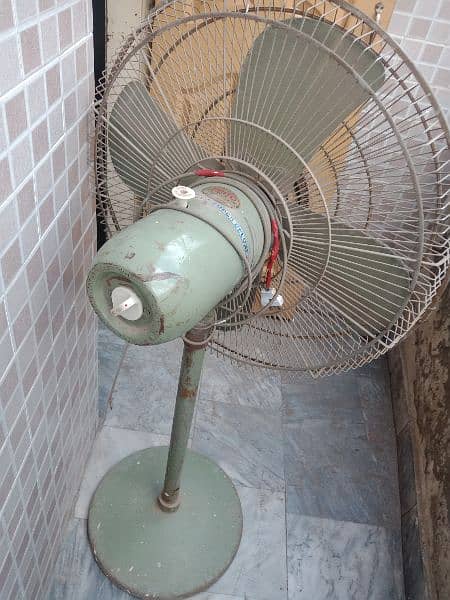 Pedestal fan in good condition 2