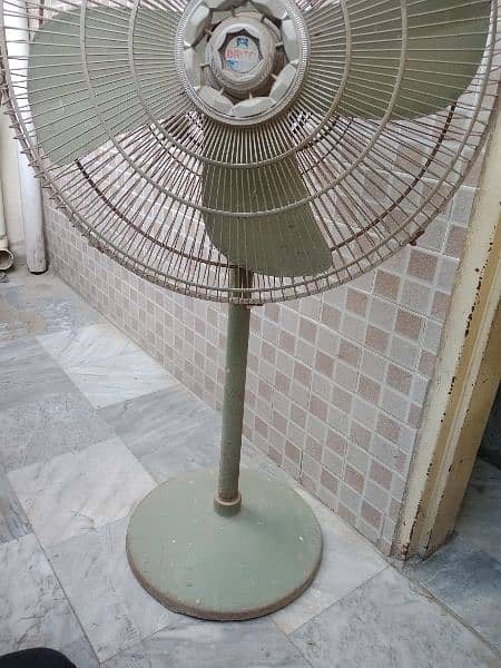 Pedestal fan in good condition 3