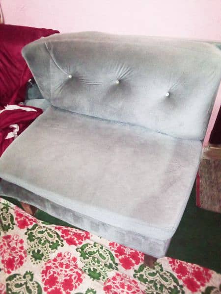 used soffa set color grey hai with cover bhi hai red 1