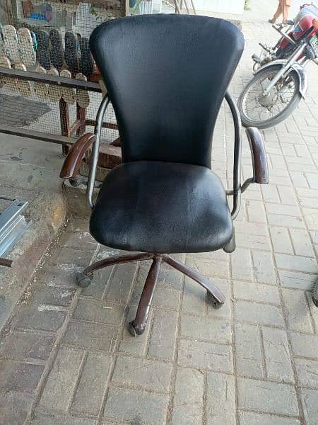 office chair in  good condition (WhatsApp contact:03029661474) 0