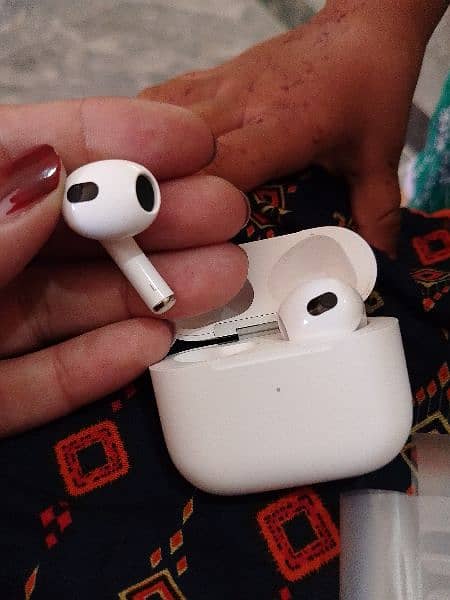 Apple A2565 Airpods third generation 2