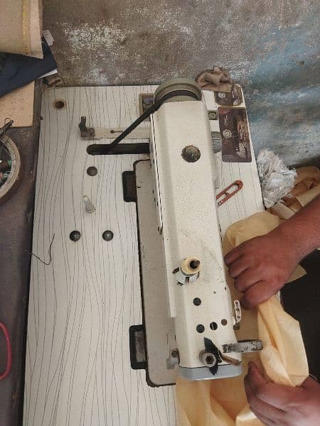 Siruba sewing machine  Modal L 818F - M1A 3