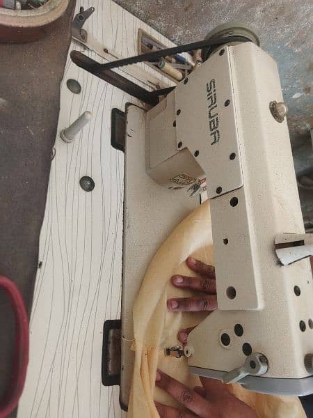 Siruba sewing machine  Modal L 818F - M1A 4
