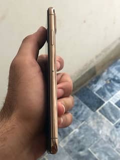 I phone Xsmax golden clour 512 gb lush condition just betry Chen 0