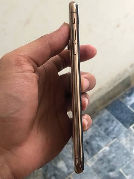I phone Xsmax golden clour 512 gb lush condition just betry Chen 3
