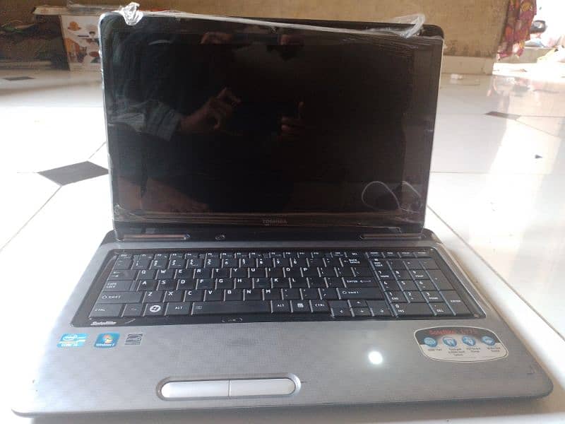 brand new Toshiba laptop with original adopter 6