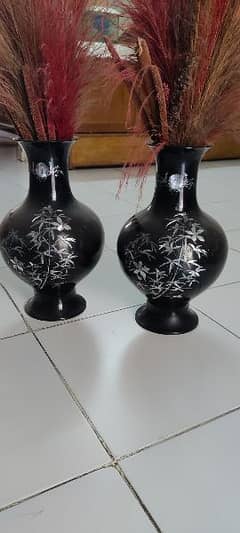 2 Black Vases 0