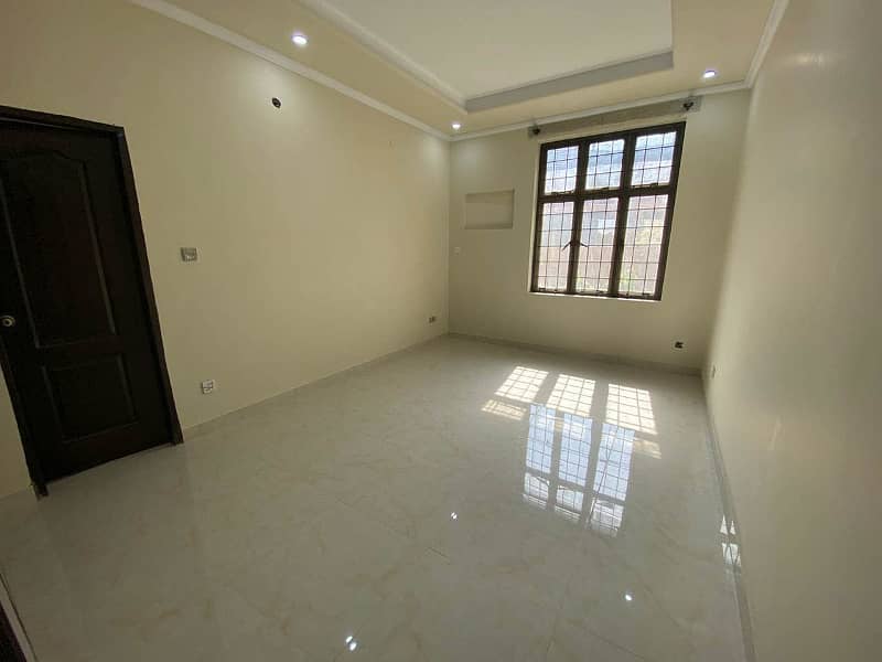 10 Marla Building Available For Rent 4