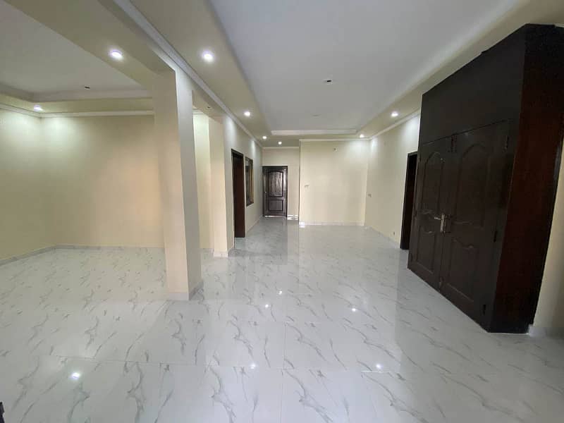 10 Marla Building Available For Rent 6