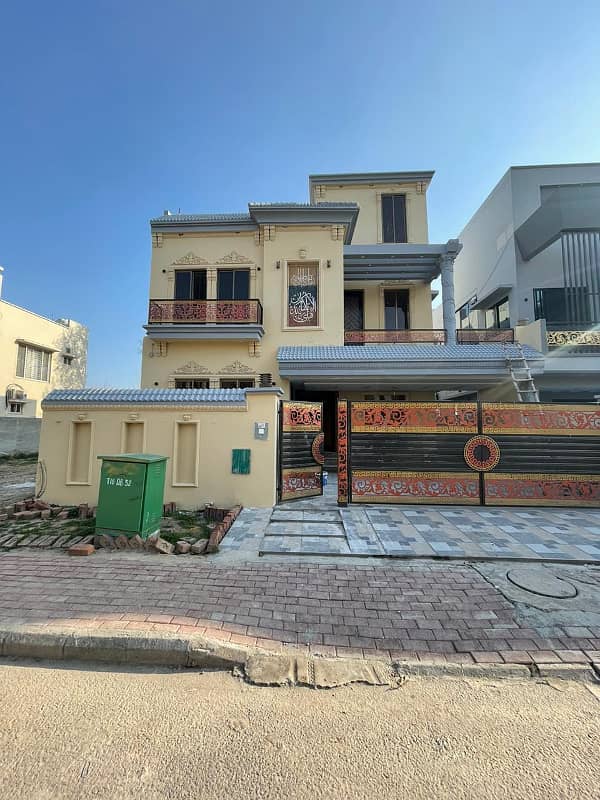 10 Marla Upper Portion with Lower Lock Available for Rent in Janiper Block Bahria Town Lahore 0