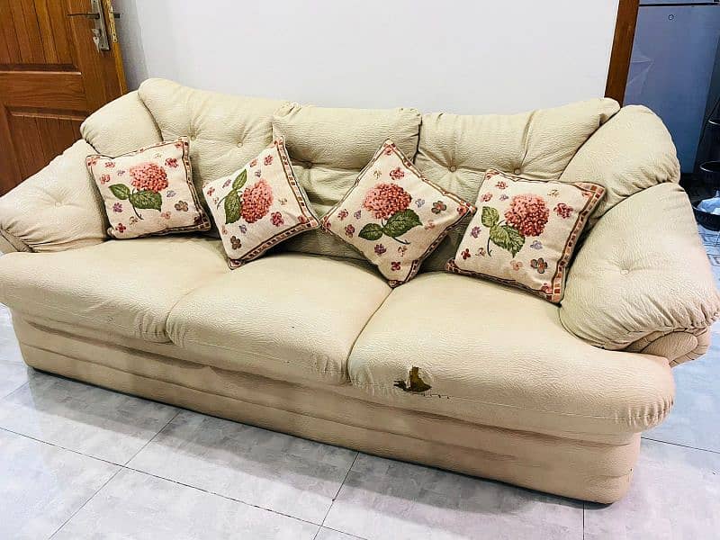 3 Seater Sofa is available fot sale 1