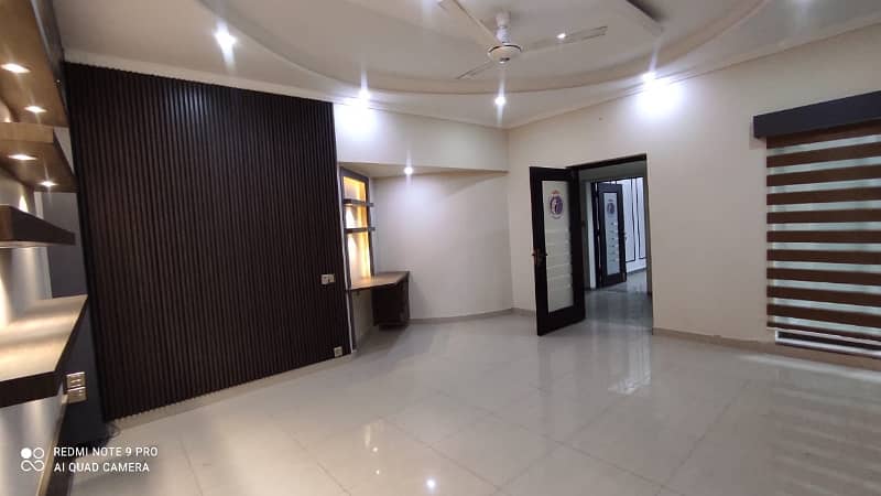 8 Kanal Commercial Building For Rent 12