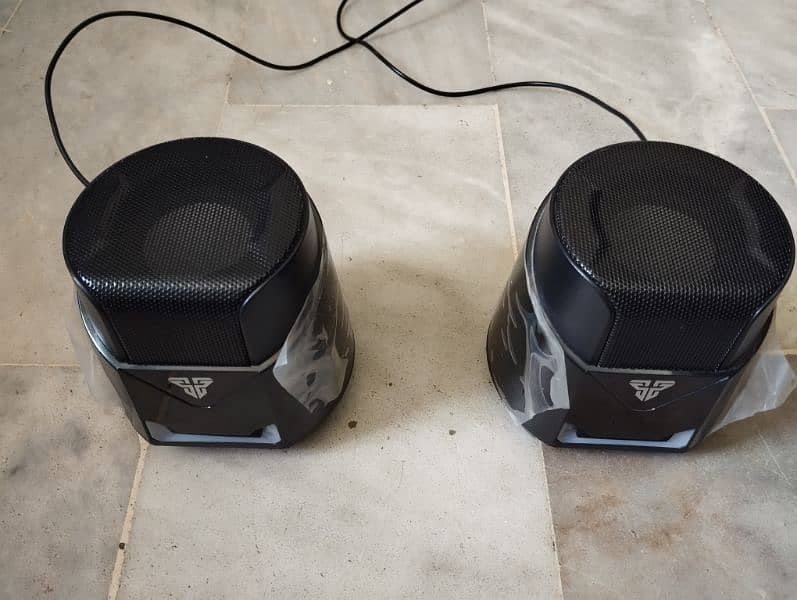 selling my fantech speakers for 3,400 0