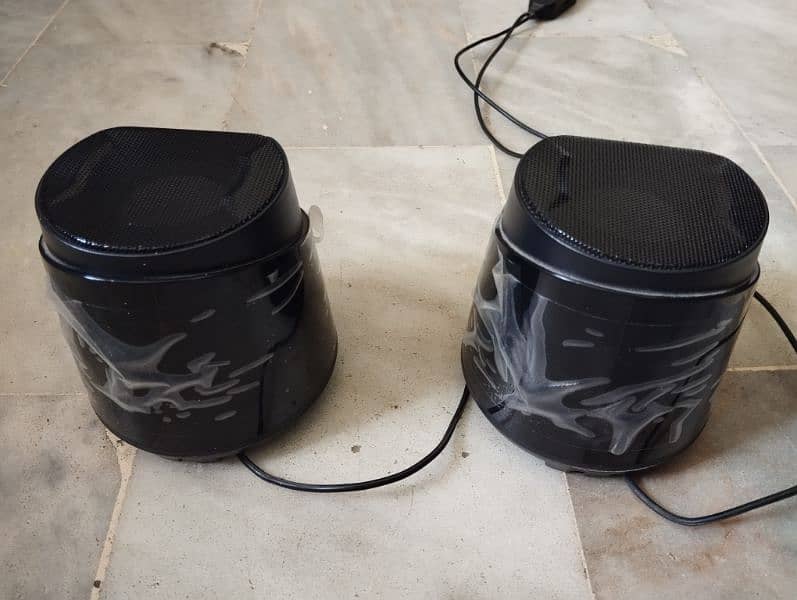 selling my fantech speakers for 3,400 1