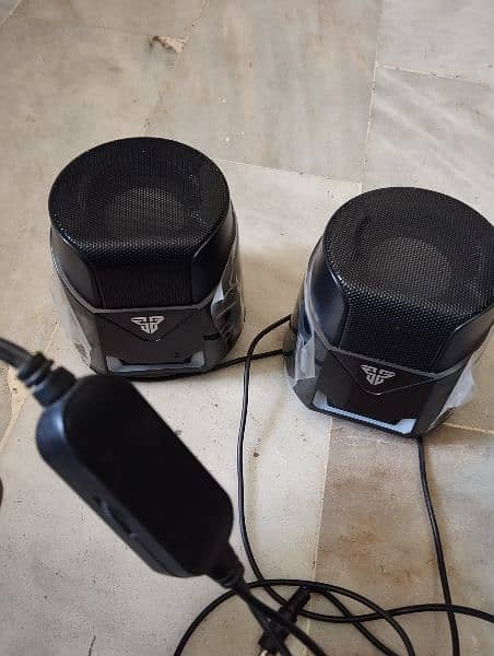 selling my fantech speakers for 3,400 2