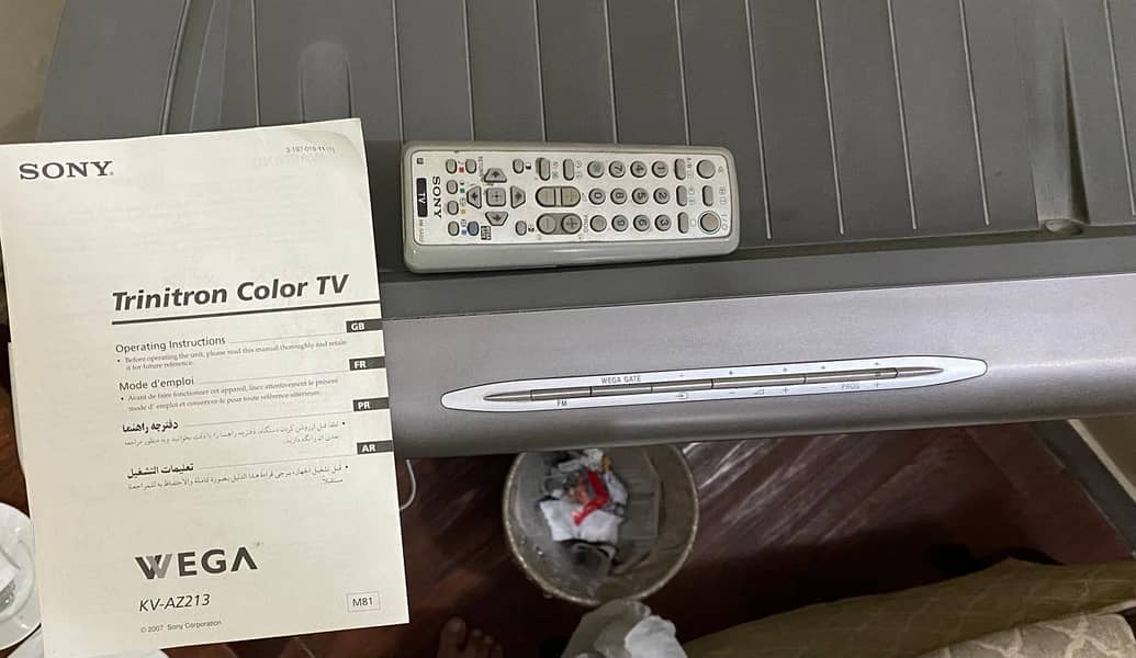 Sony Wega - Trinitron Color TV - ModelKV-AZ213 2