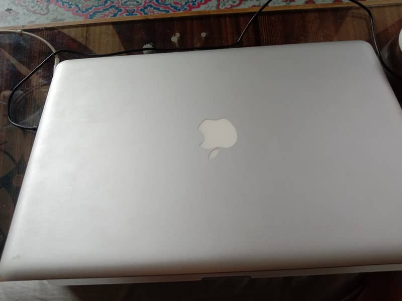 Apple laptop MacBook Pro 1