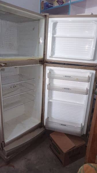 Dowlance fridge used in good condition 1