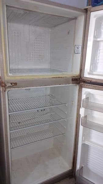 Dowlance fridge used in good condition 2