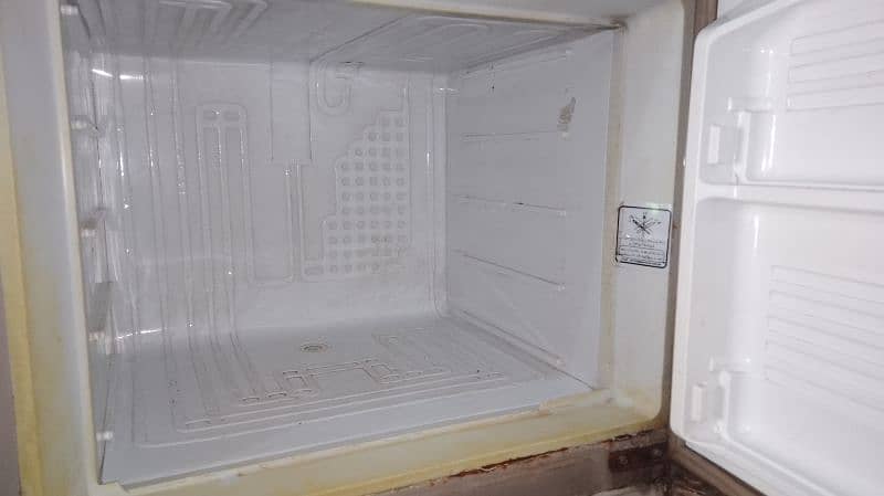 Dowlance fridge used in good condition 4