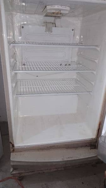 Dowlance fridge used in good condition 6