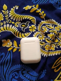 Ear potes i12 white colour with cover and charging cable