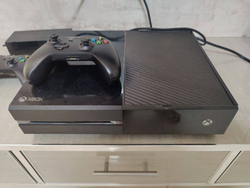 Xbox one 1TB storage with 2 controllers 1