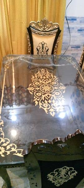 Beautiful 6 Seater Dinning table, looking like brand new 2