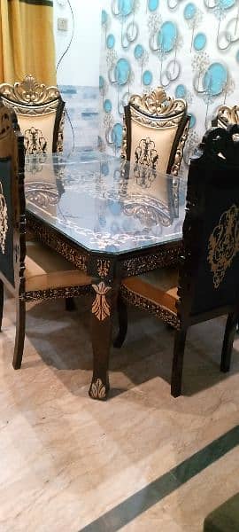 Beautiful 6 Seater Dinning table, looking like brand new 4