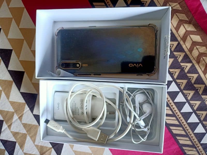 vivo s1 9/10 4/128 gb with box and all accessories 2