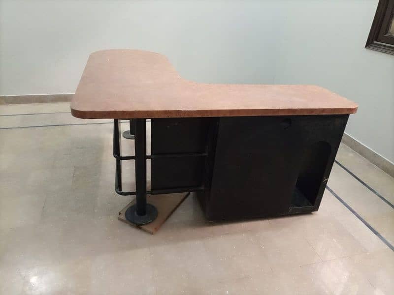 office 2. Tables for sale  (1 table L shape & 1 computer table) 1
