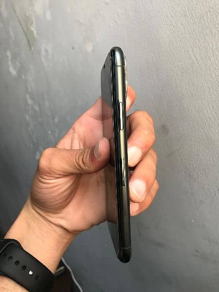 Iphone 11 pro water pack Not a single scratch 5