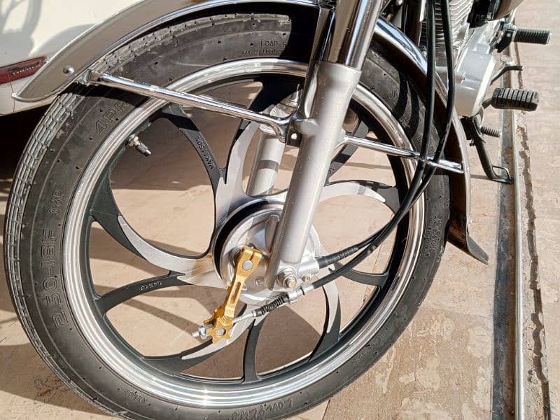 HOUNDA 125 RIM FOR SALE 10 /10 CONDITION only 3000 with driven 1