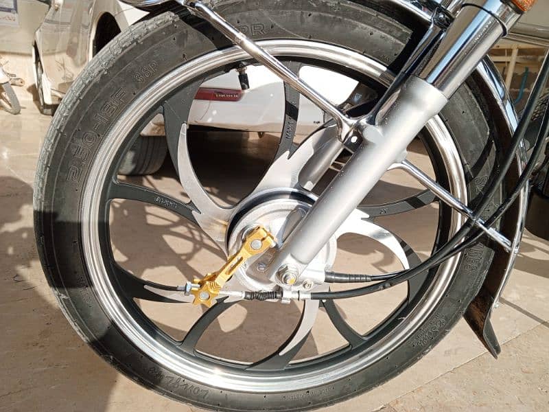 HOUNDA 125 RIM FOR SALE 10 /10 CONDITION only 3000 with driven 2