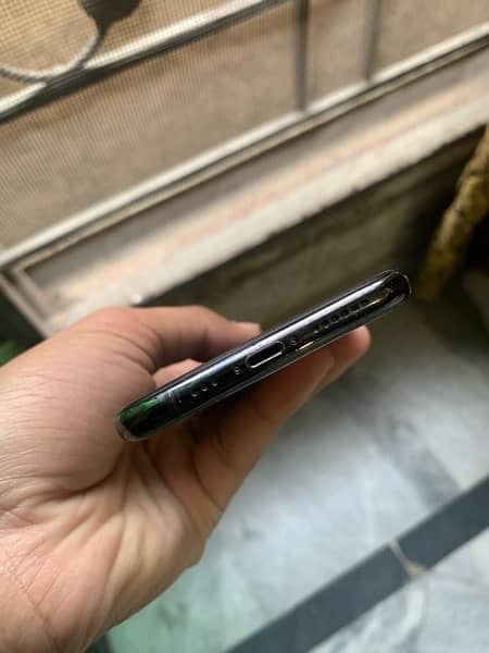 i phone xs factory unloaded 10/10 condition 7