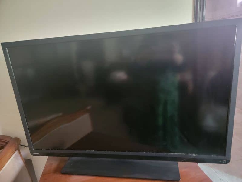Toshiba LCD tv 40 inches 2