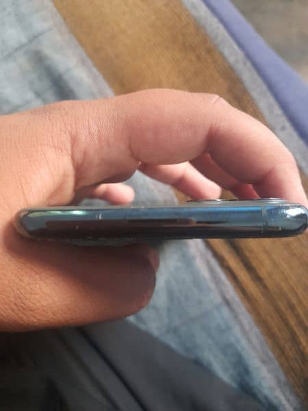 Iphone 11 pro max screen break all good for sell urgent 4