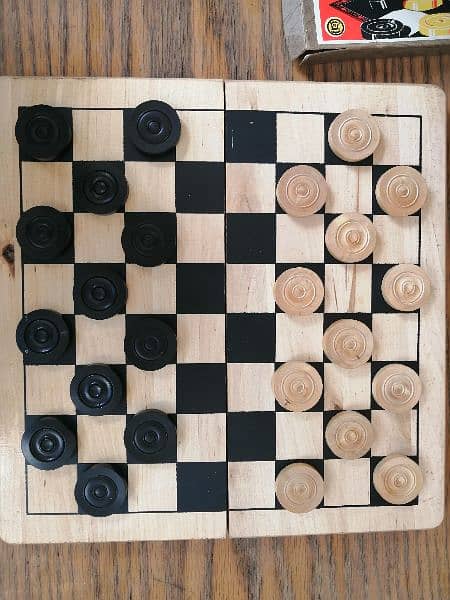 Draughts wooden England 3