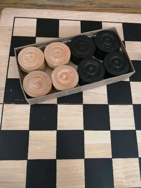 Draughts wooden England 8