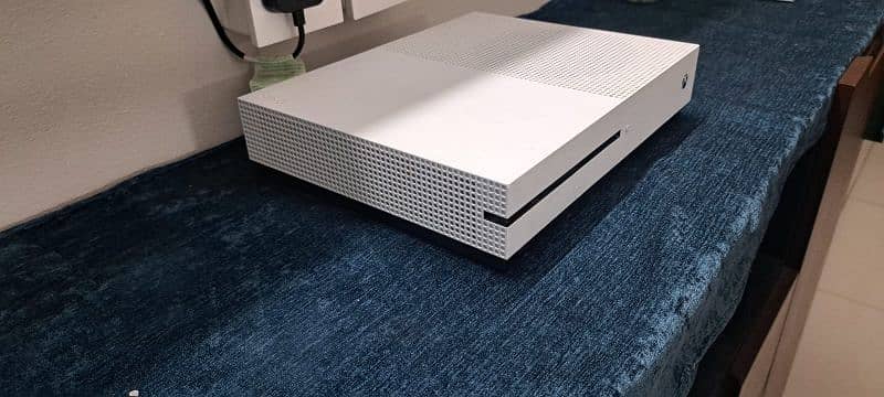 Xbox one s, 1 Tb with one controller and one game 1