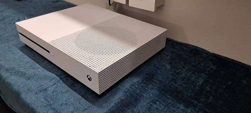 Xbox one s, 1 Tb with one controller and one game 2