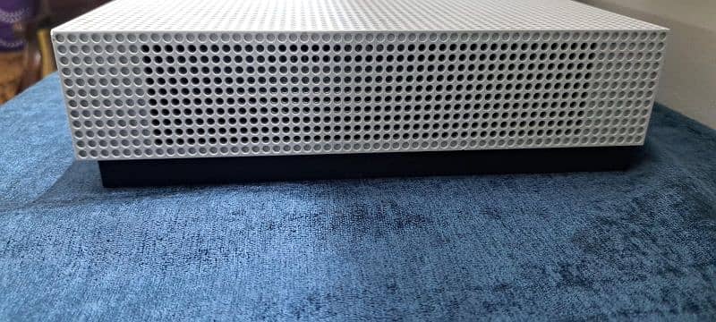 Xbox one s, 1 Tb with one controller and one game 3