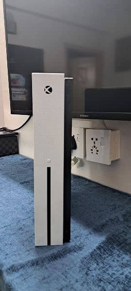 Xbox one s, 1 Tb with one controller and one game 5