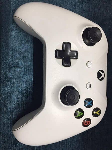 Xbox one s, 1 Tb with one controller and one game 8