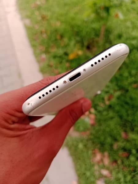 I am selling my iPhone XR read the description carefully 3