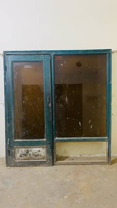 دکان کا شیشہ اور لکڑی والا دروازہShop Door