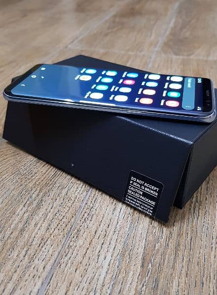Samsung Galaxy S8 Snapdragon Compelet Box with all accessories. 8